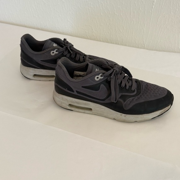Nike Air Max 1 Ultra Essential in Black and Anthracite - Picture 10 of 11